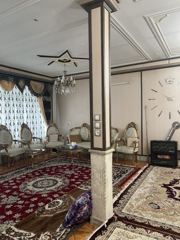 تصویر حال و پذیرایی خانه مسکونی در سراب که زیر قیمت منطقه بفروش میرسد.