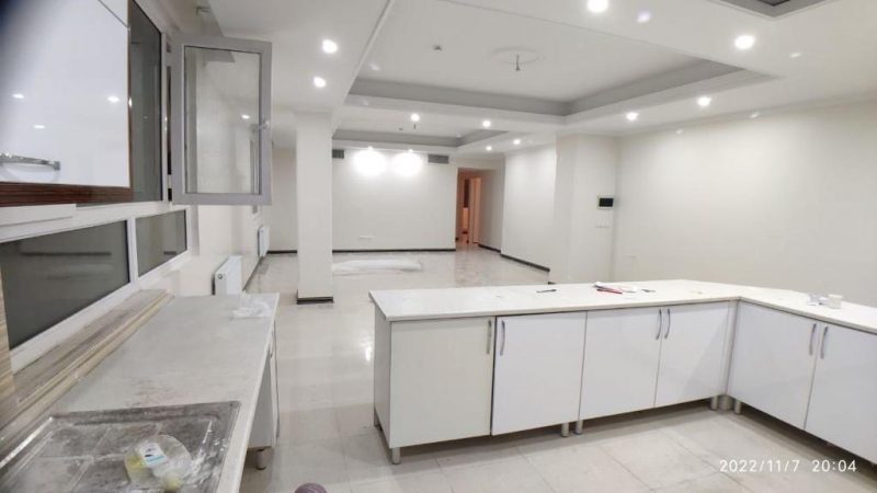تصویر حال و پذیرایی و آشپزخانه واحد آپارتمانی در تهرانسر که زیر قیمت منطقه بفروش میرسد.