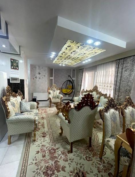تصویر حال و پذیرایی واحد آپارتمانی در فولادشهر که زیر قیمت منطقه بفروش میرسد.