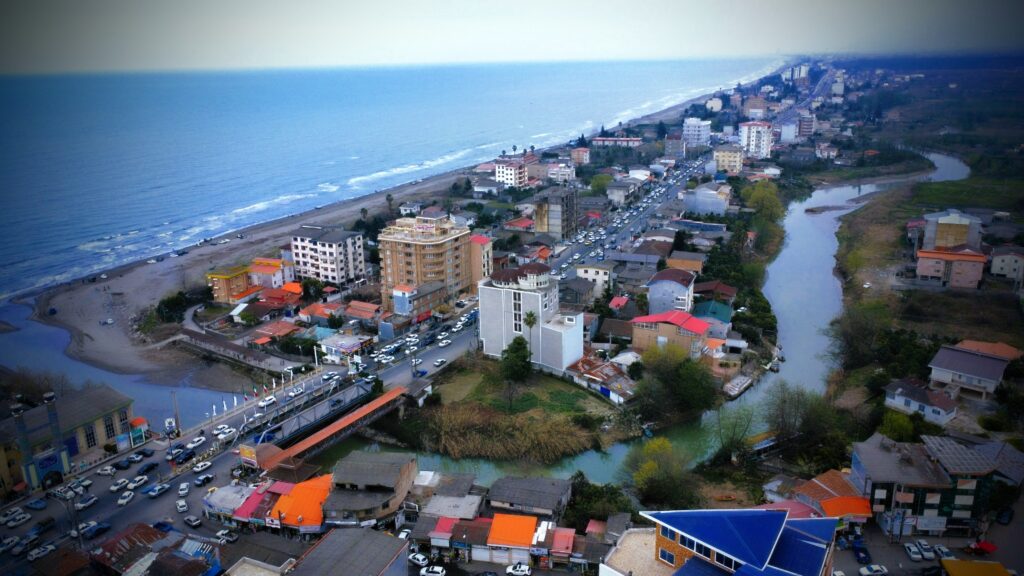 تصویری از نمای هوایی شهر نشتارود که در آن هم رودخانه نشتا مشخص است و هم دریای زیبای خزر که همانند بهشت زیبای شمال است که چشم بیننده را نوازش می کند و انسان را به وجد می آورد .
